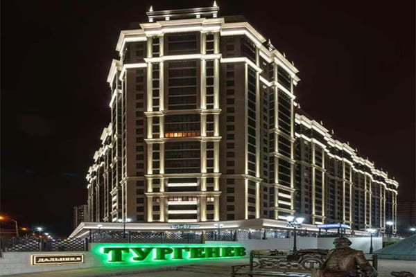 Facade lighting with wall washers and floodlights